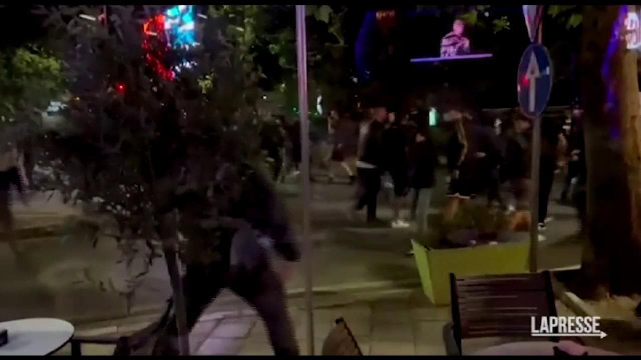 Conference League, guerriglia urbana a Tirana: diversi feriti e decine di ultras fermati