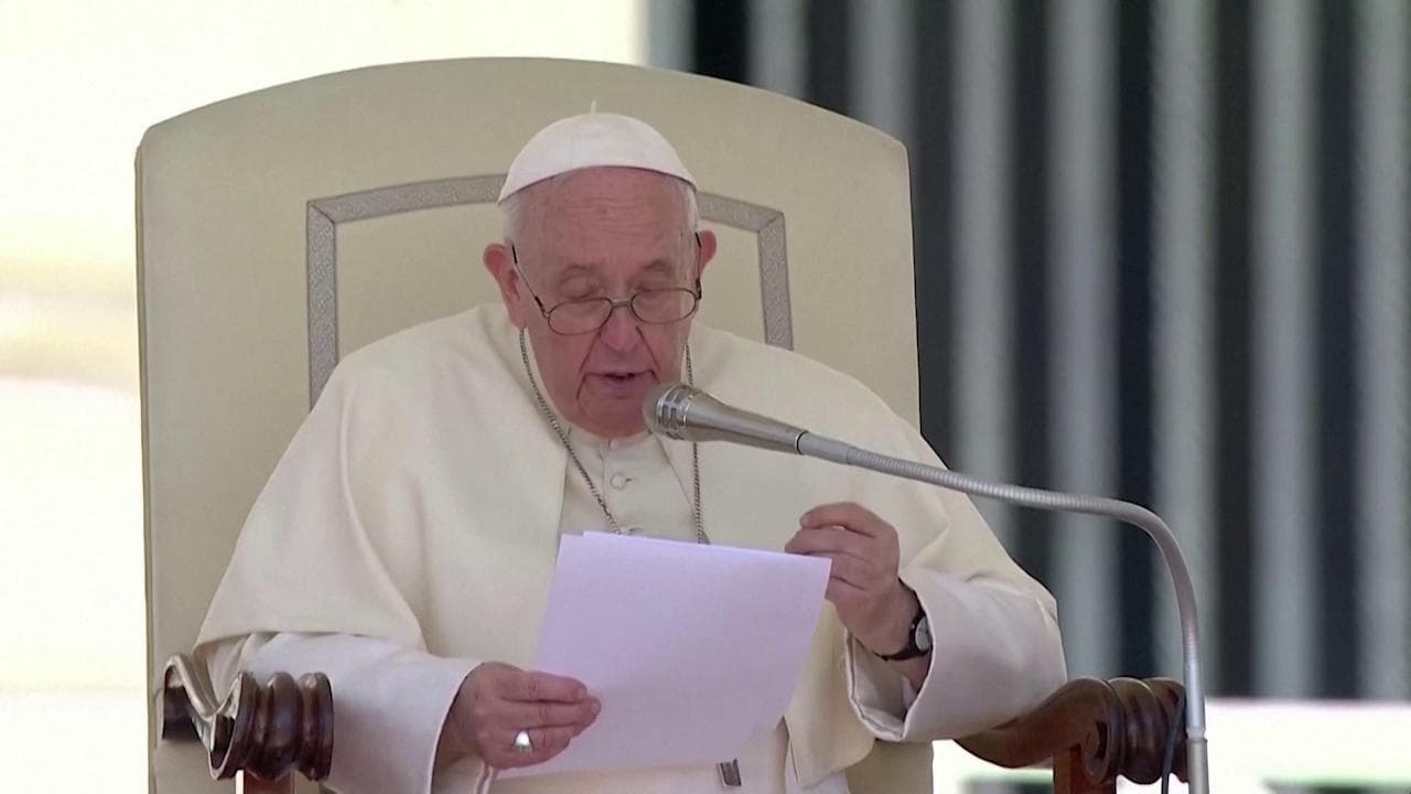 Papa Francesco: “Affranto per la strage in Texas, basta al traffico di armi”