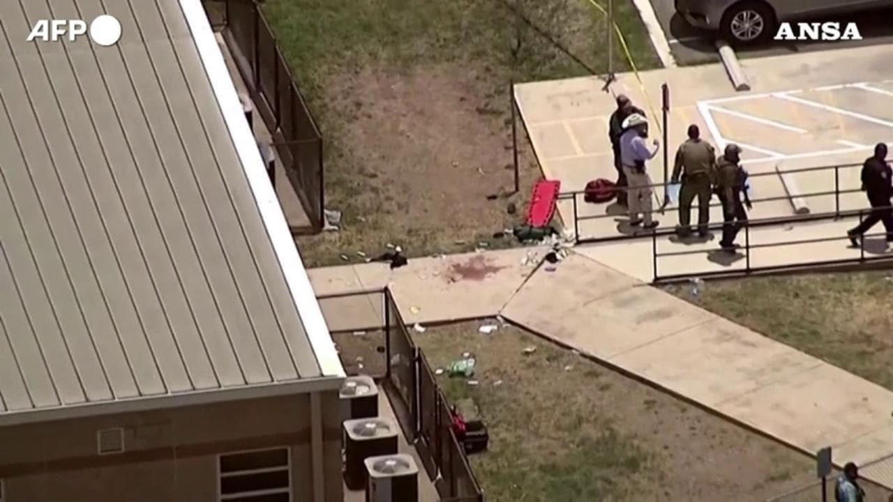 Texas, sparatoria in una scuola elementare: i rilievi sul luogo della strage