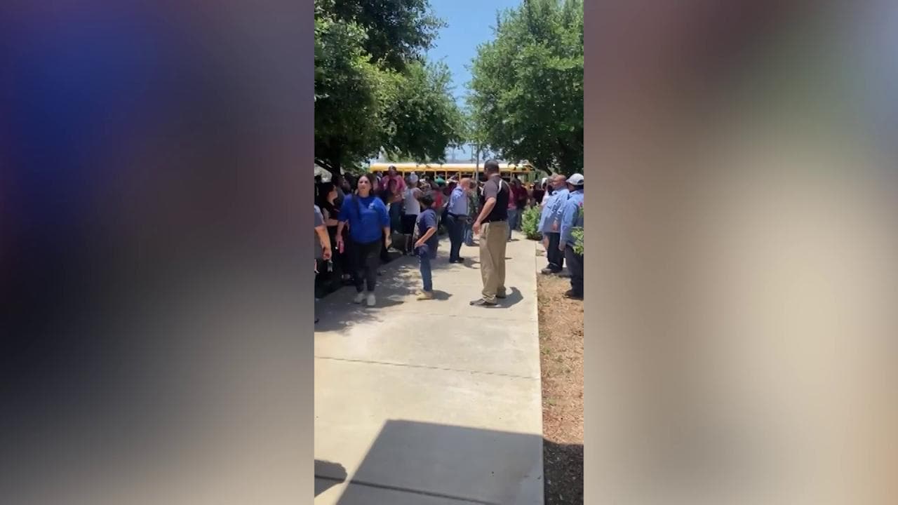 Sparatoria in Texas, i parenti abbracciano i bambini messi in salvo: "Va tutto bene ora"