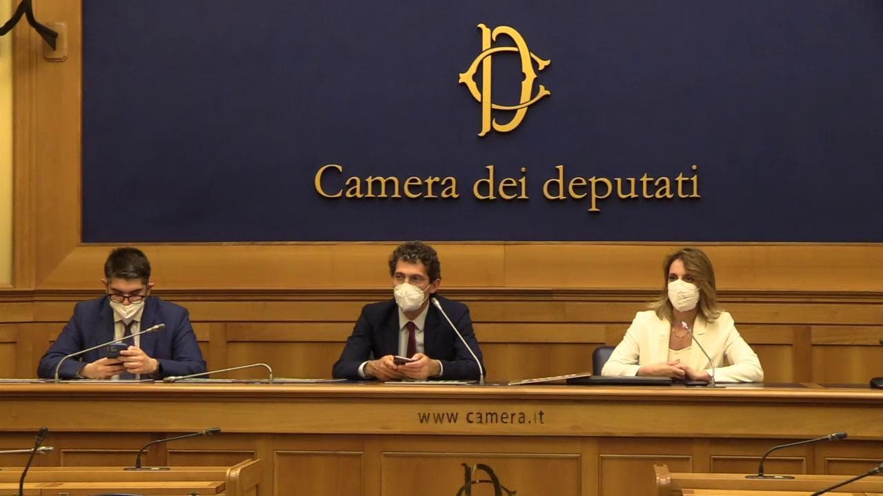 Cannabis legale, sfida tra Camera e Senato. Magi: "Tentativo ostruzionistico, Casellati intervenga"