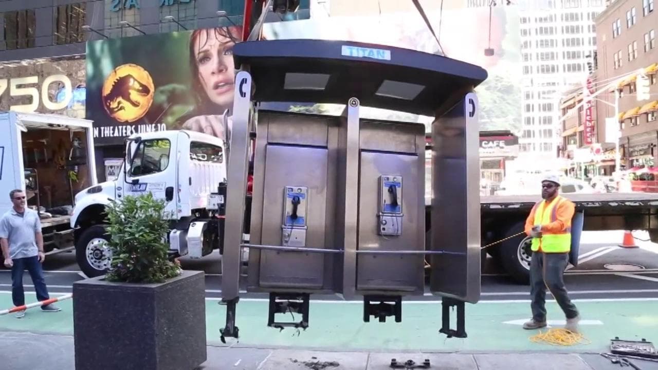 A New York rimosso l'ultimo telefono pubblico sopravvissuto nell'era smartphone
