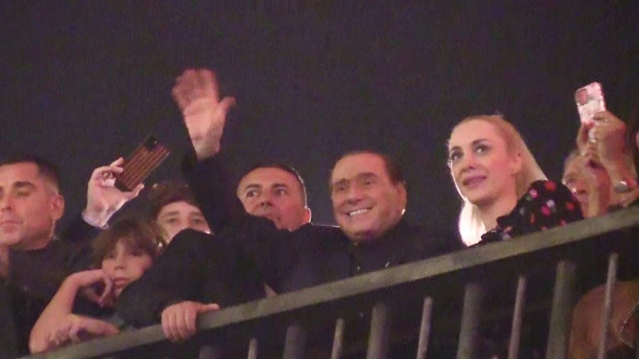 Milan, la pazza notte-scudetto di Berlusconi. Massimo Boldi: "Yes, Silvio is on fire"