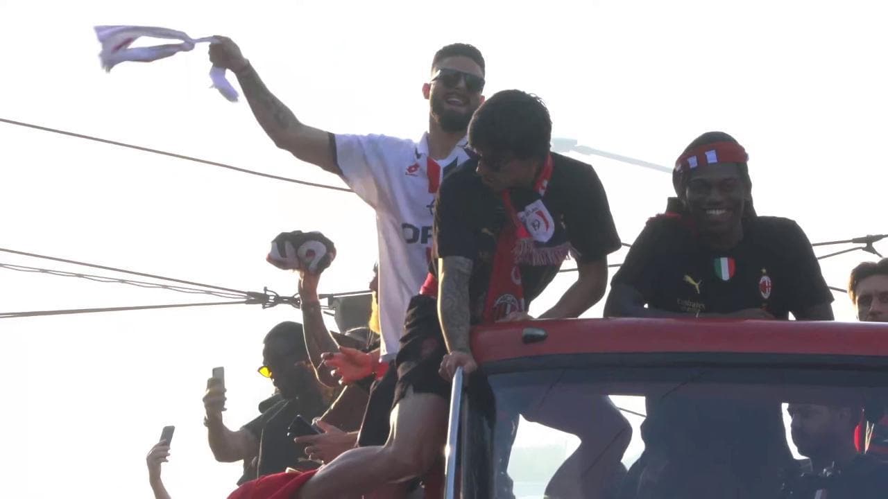 Milano, Il pullman del Milan si fa largo tra la folla in corso Sempione