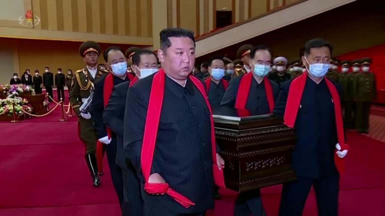Corea del Nord, Kim Jong-un partecipa ai funerali del suo mentore senza mascherina nonostante l'emergenza Covid