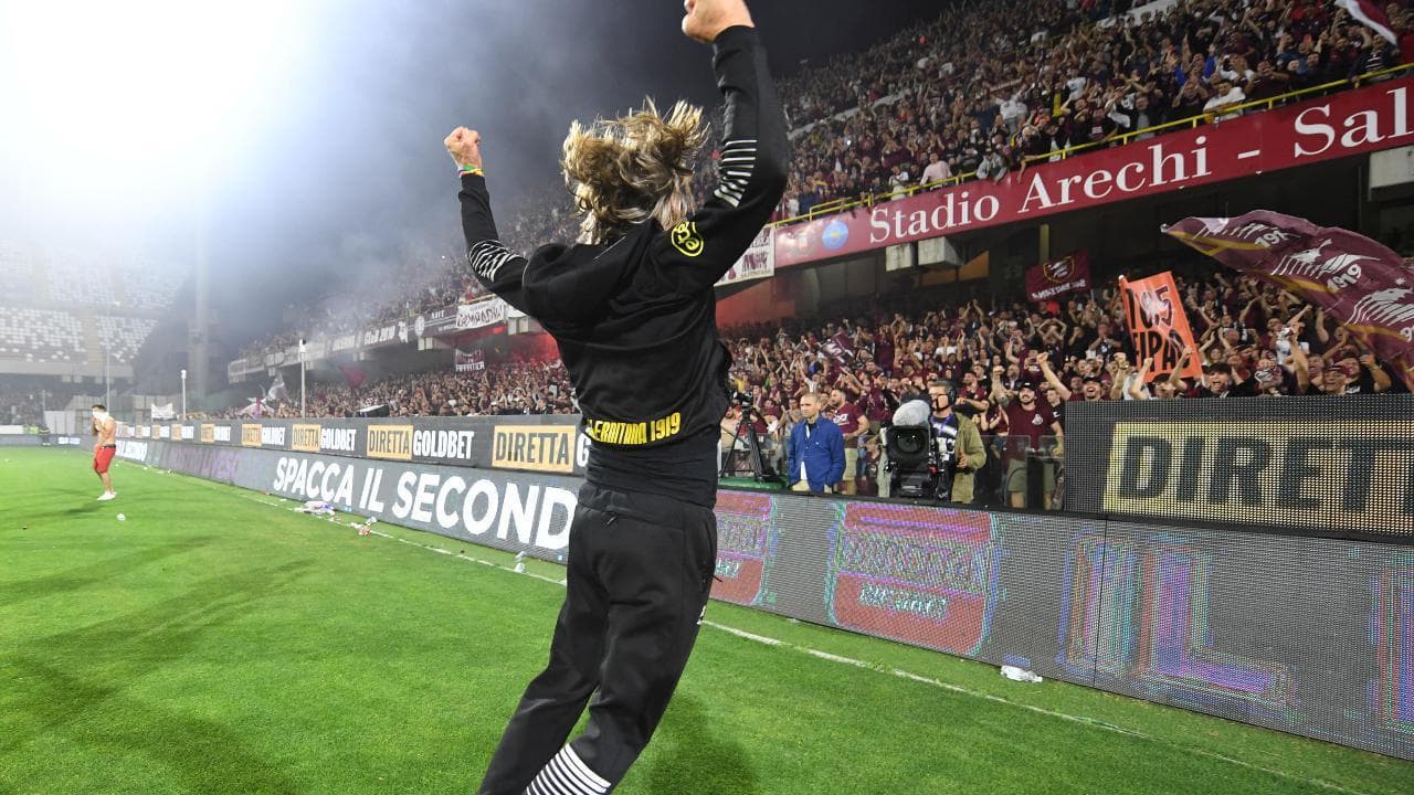 Calcio, la corsa pazza di gioia del tecnico Davide Nicola per la salvezza della Salernitana