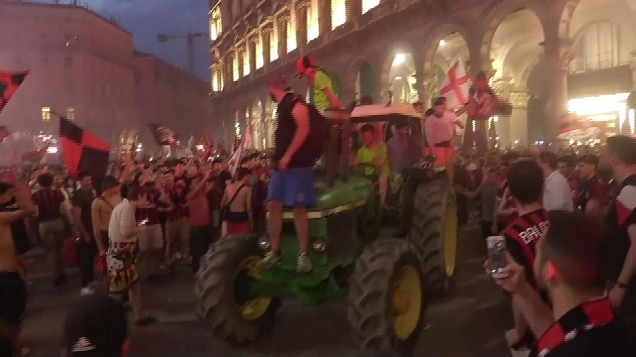 Calcio, festa scudetto del Milan: un gruppo di tifosi entra in piazza Duomo con un trattore