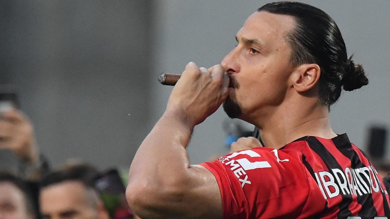Calcio, Milan campione d'Italia, Zlatan Ibrahimovic festeggia in campo con spumante e sigaro