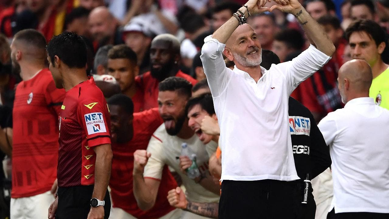 Calcio, Milan campione d'Italia: Pioli "is on fire" e balla con i tifosi rossoneri