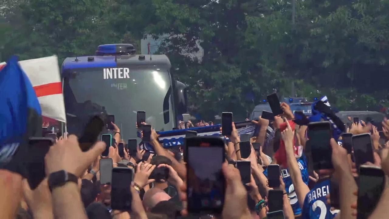 Calcio, il pullman dell'Inter entra a San Siro: l'esultanza dei tifosi