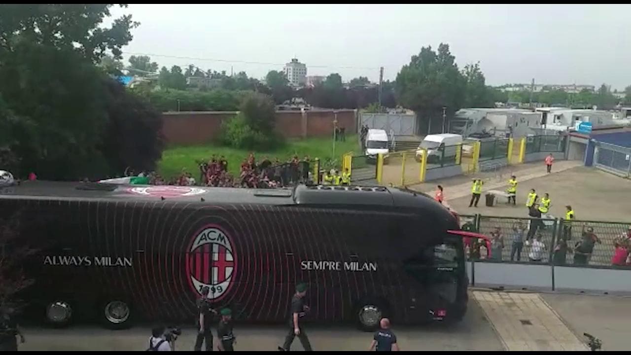 Calcio, l'arrivo del pullman del Milan allo stadio di Reggio Emilia