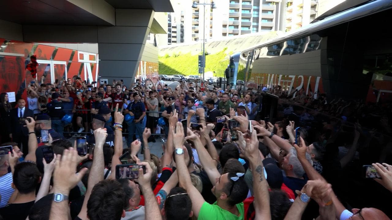 Milan in partenza per Reggio Emilia: il tifo dei supporters rossoneri