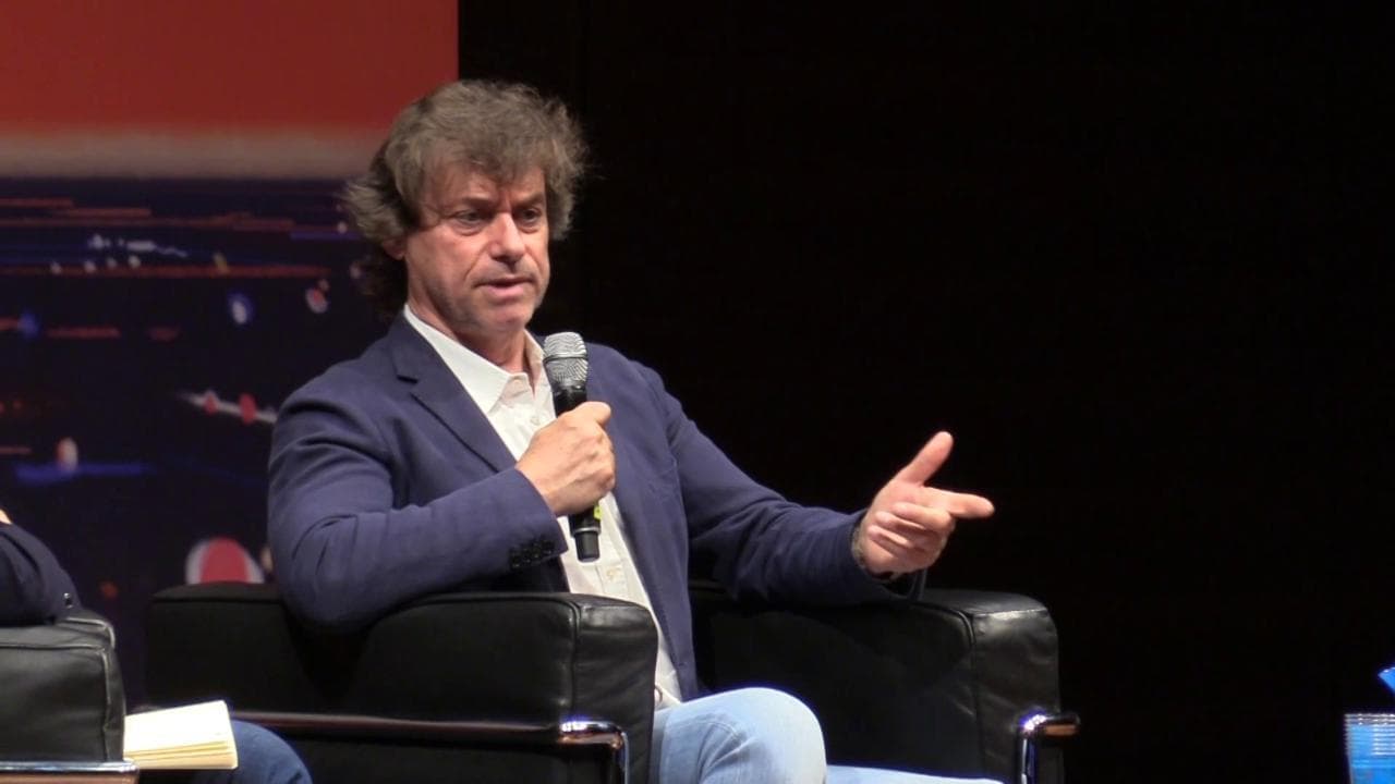 Salone del Libro di Torino 2022, l'esilarante aneddoto di Alberto Angela: "Quella volta che siamo atterrati in mongolfiera, a carponi, in un campo agricolo"