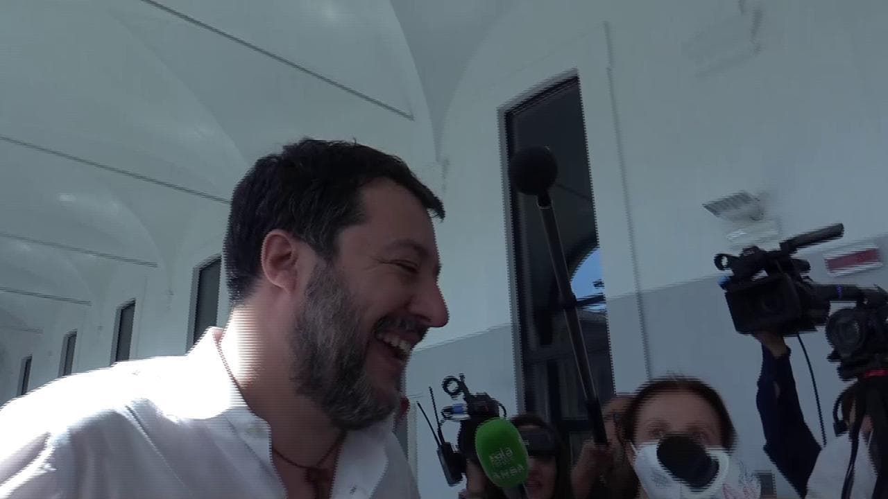 Renzi alla scuola politica della Lega, lo stupore di Salvini con i cronisti: "Non lo sapevo!"