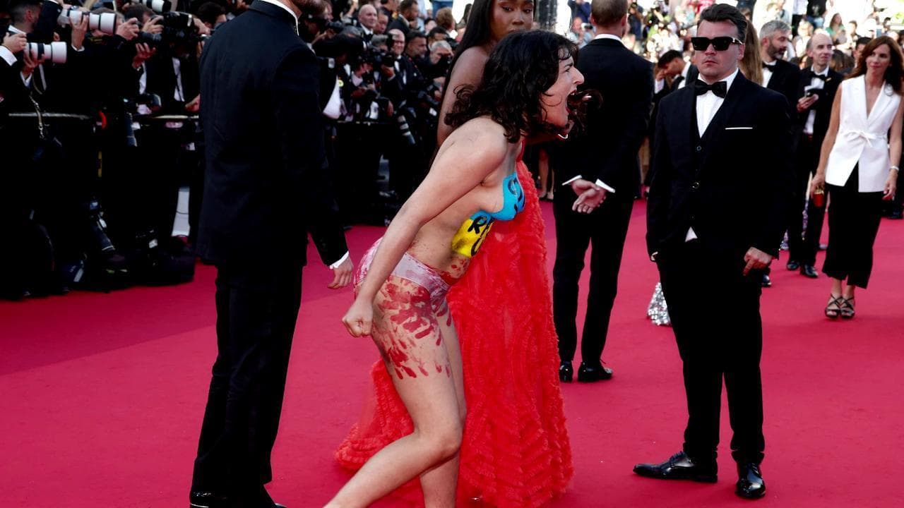 Cannes, si denuda sul red carpet per protesta contro gli stupri delle donne in Ucraina