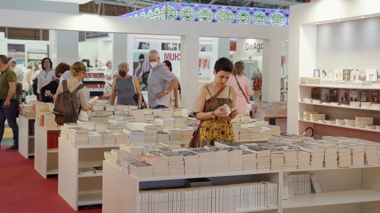 Dall'"Idiota" di Dostoevskij ai manuali di cucina, ecco cosa legge chi visita il Salone del libro