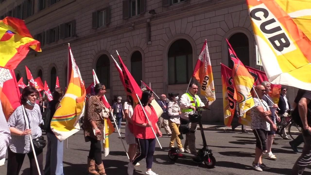 "Meno armi più salari": lo sciopero generale dei sindacati di base contro il governo Draghi