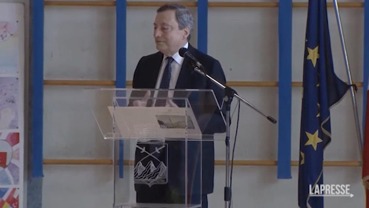 Draghi chiede un applauso agli studenti per la moglie: "Quante fesserie avrei fatto senza di lei"
