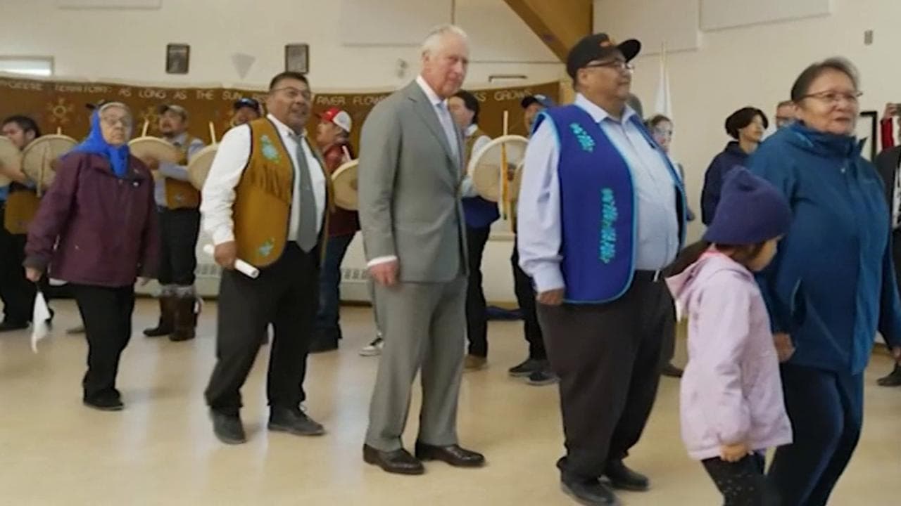 Il principe Carlo balla con gli indigeni canadesi