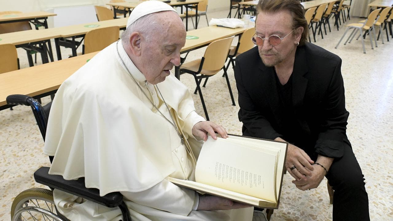 Papa Francesco con Bono Vox all'Università Urbaniana, il pontefice ancora in sedie a rotelle