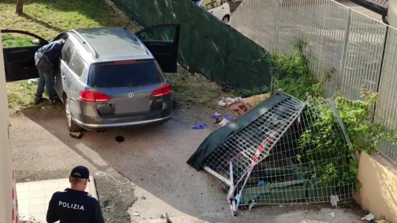 Auto finisce nel giardino di un asilo all'Aquila, un bimbo morto e 5 feriti: i rilievi della polizia