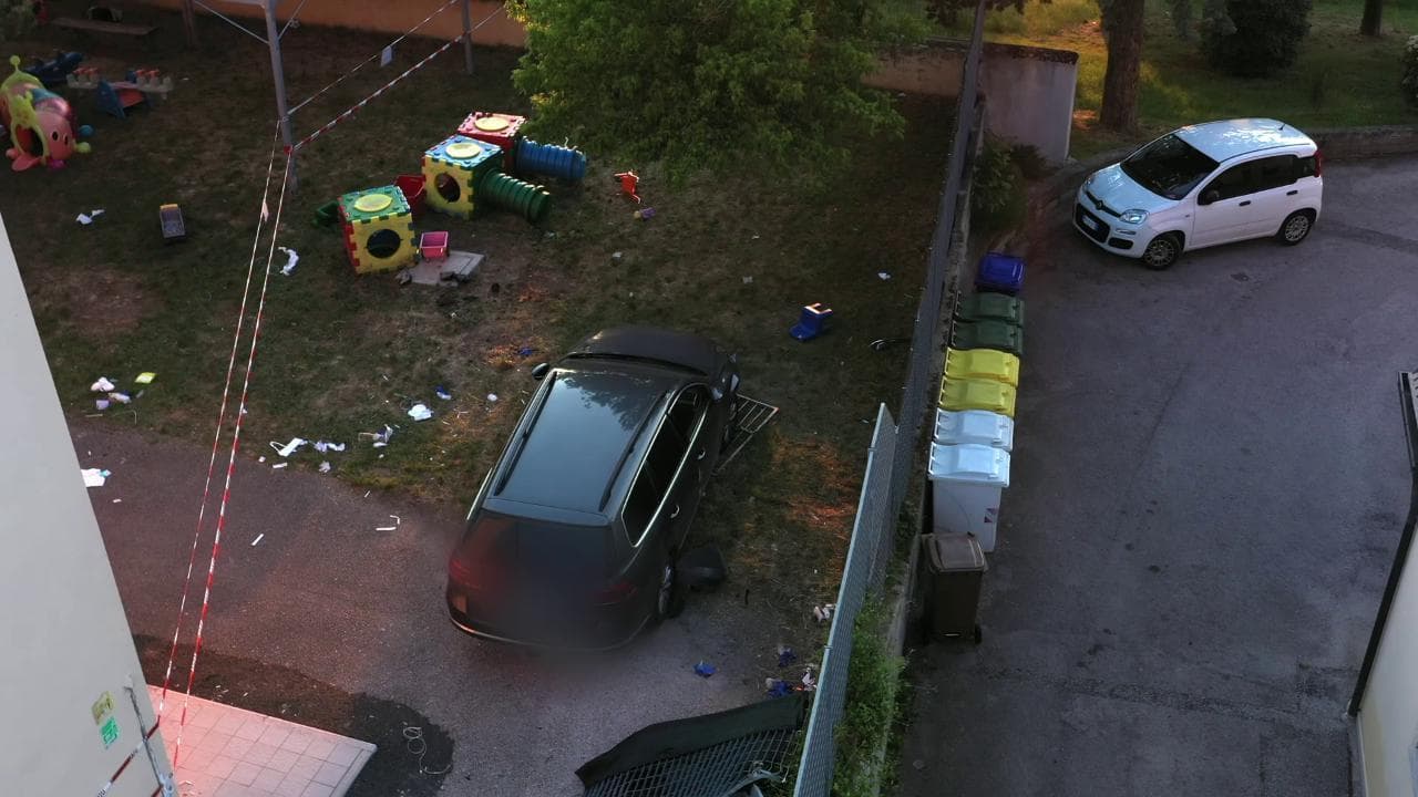 L'Aquila, l'auto e il cortile dell'asilo: le immagini dal drone