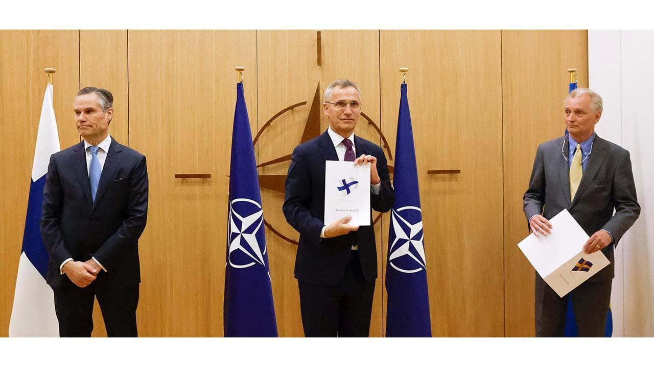Nato, presentate le domande di adesione di Finlandia e Svezia