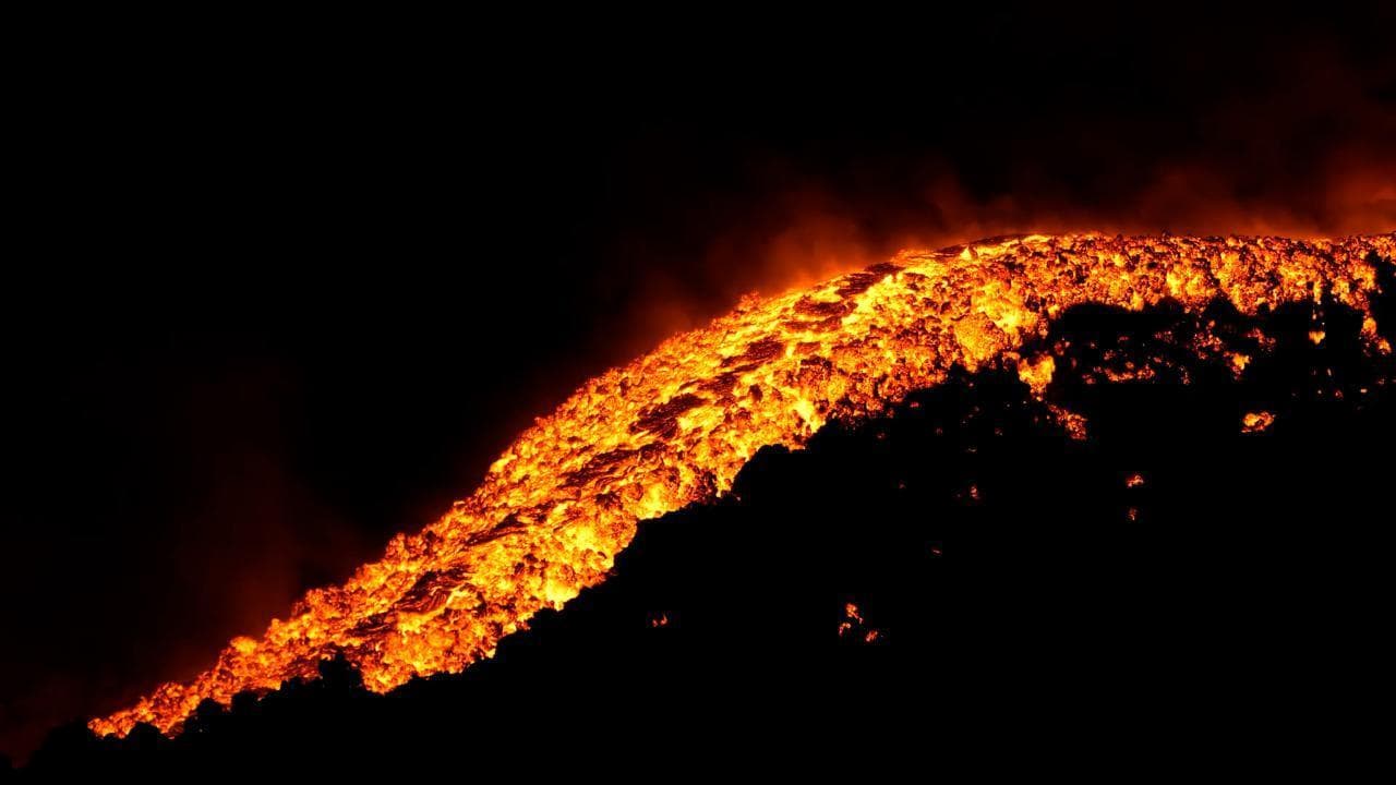 Etna, la spettacolare colata di lava notturna dal cratere