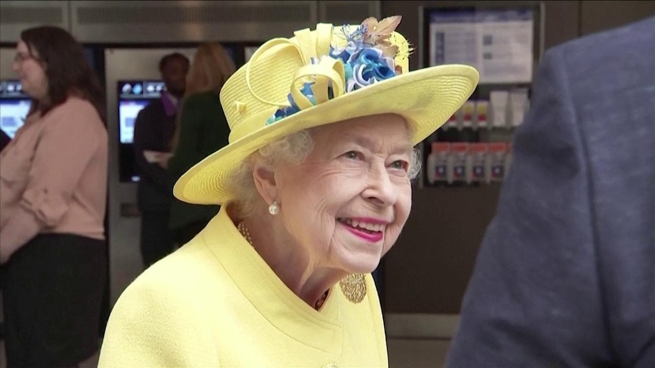 Anche la regina ha l'abbonamento della metro: Elisabetta inaugura la "sua" linea e fa il biglietto