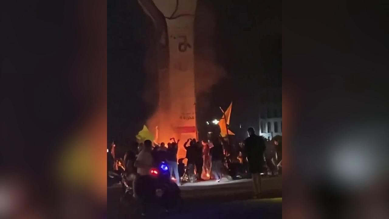 Libano, lo schiaffo di Hezbollah: bruciato il monumento simbolo della Rivoluzione
