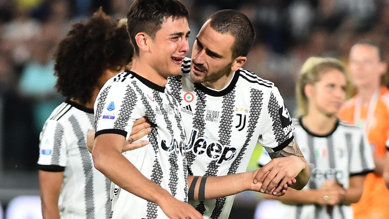 Calcio, Juventus: le lacrime inarrestabili di Paulo Dybala per l'addio ai bianconeri