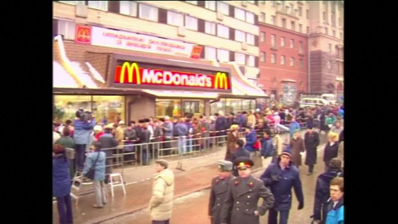 McDonald's esce dalla Russia, la lunga fila a Mosca per l'apertura del primo fast-food nel 1990