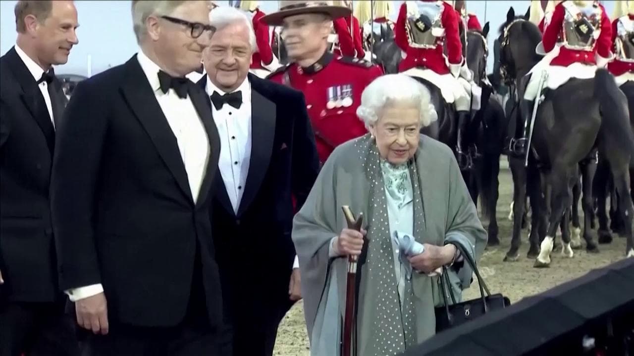 Il ritorno della regina Elisabetta: in piedi e sorridente, partecipa alle cerimonie del Giubileo