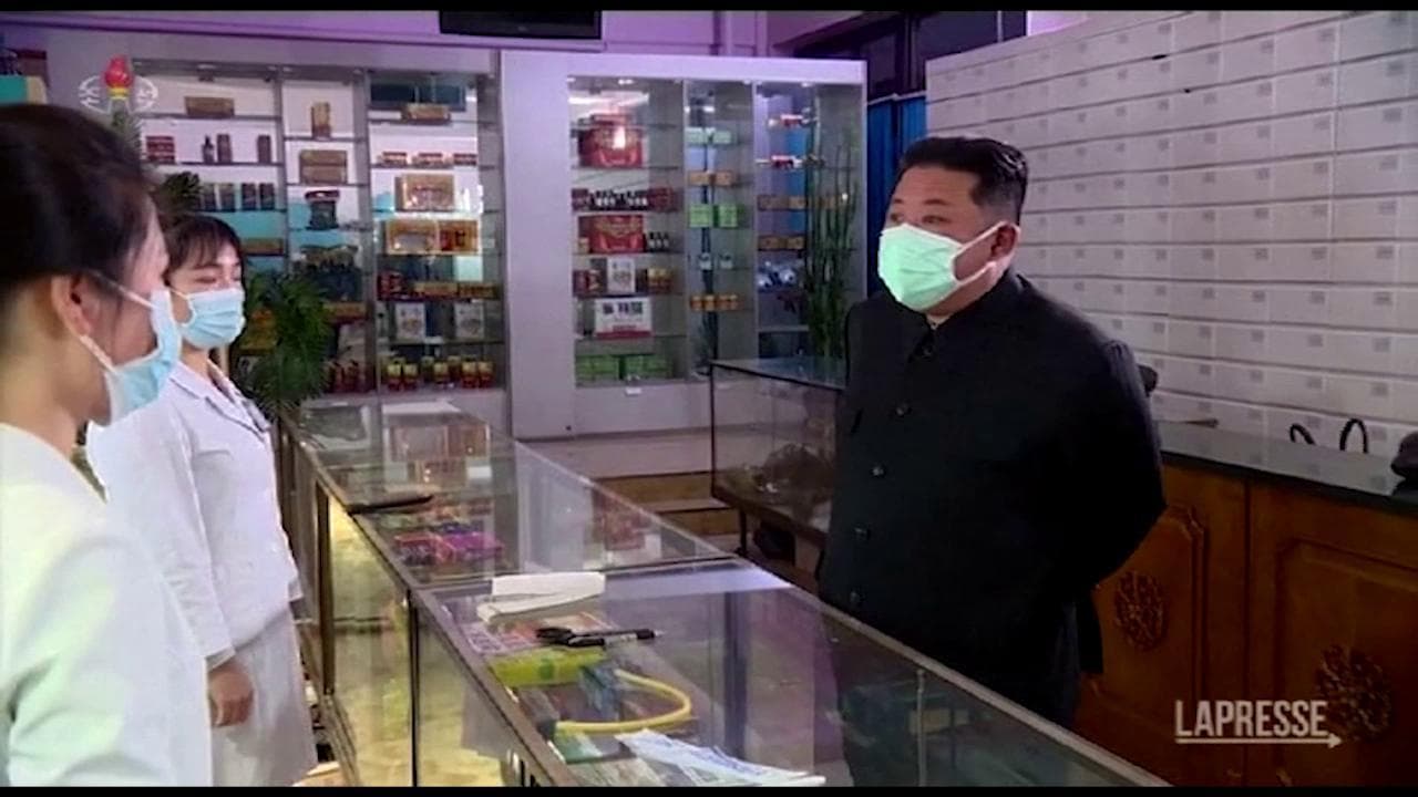 Il Covid dilaga in Corea del Nord: Kim ispeziona le farmacie e rimprovera i funzionari