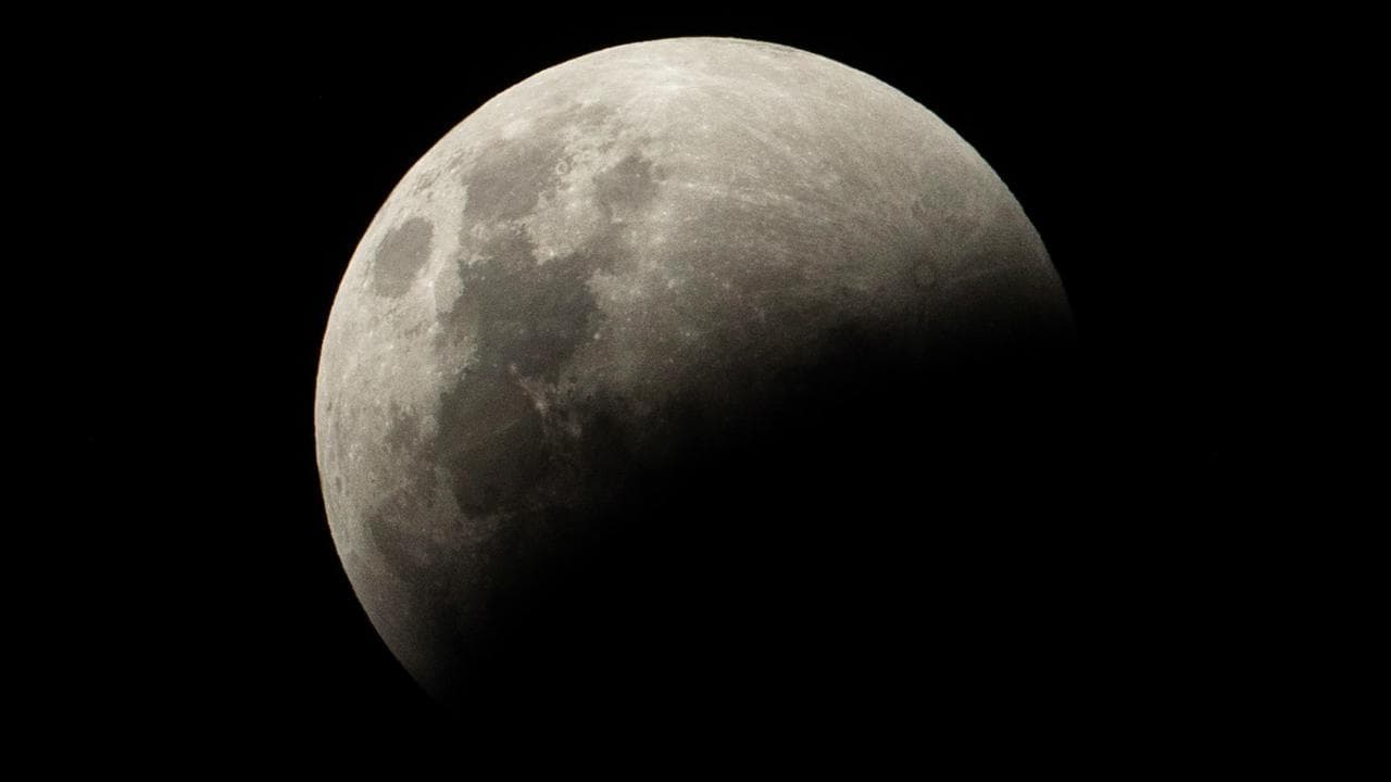 La super eclissi di Luna: le immagini nei cieli del mondo