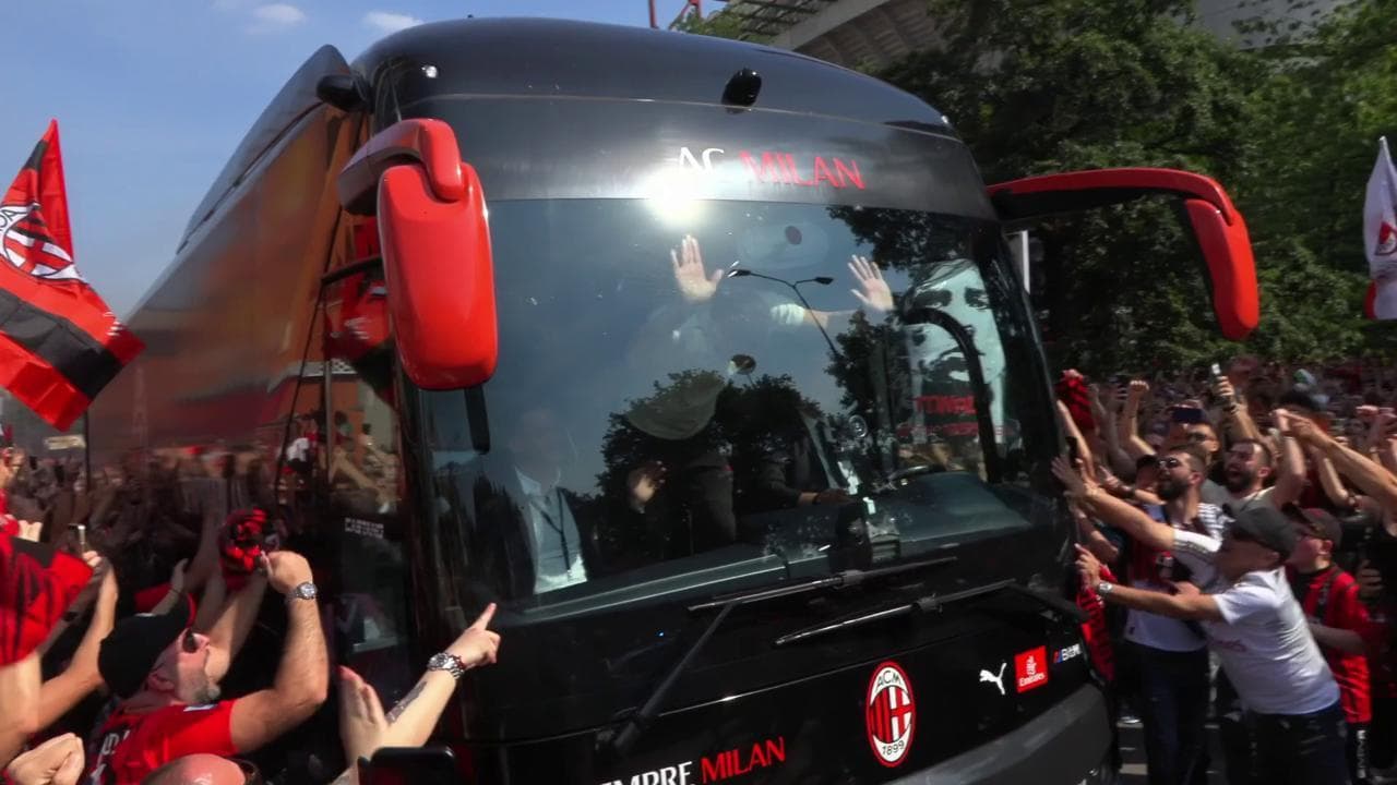 Milan, Ibrahimovic scatenato rompe il vetro del pullman con una manata