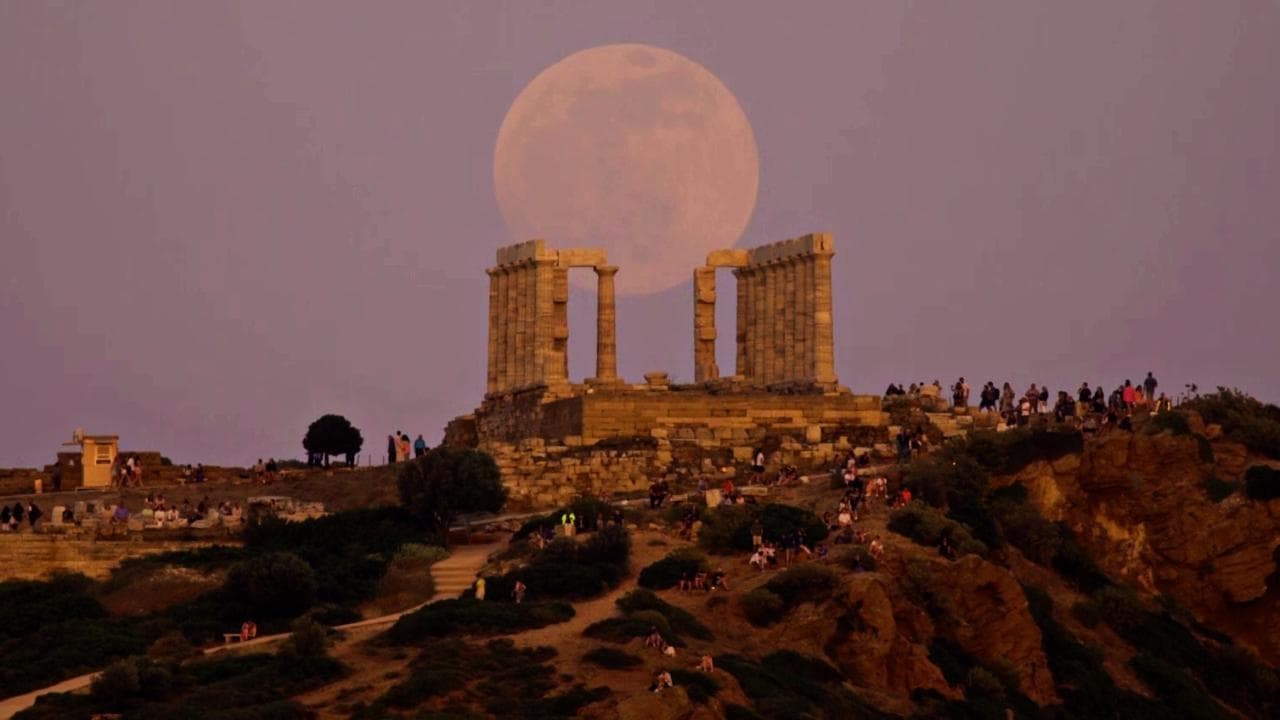 Grecia, la magia dell'eclissi lunare sull'antico tempio greco