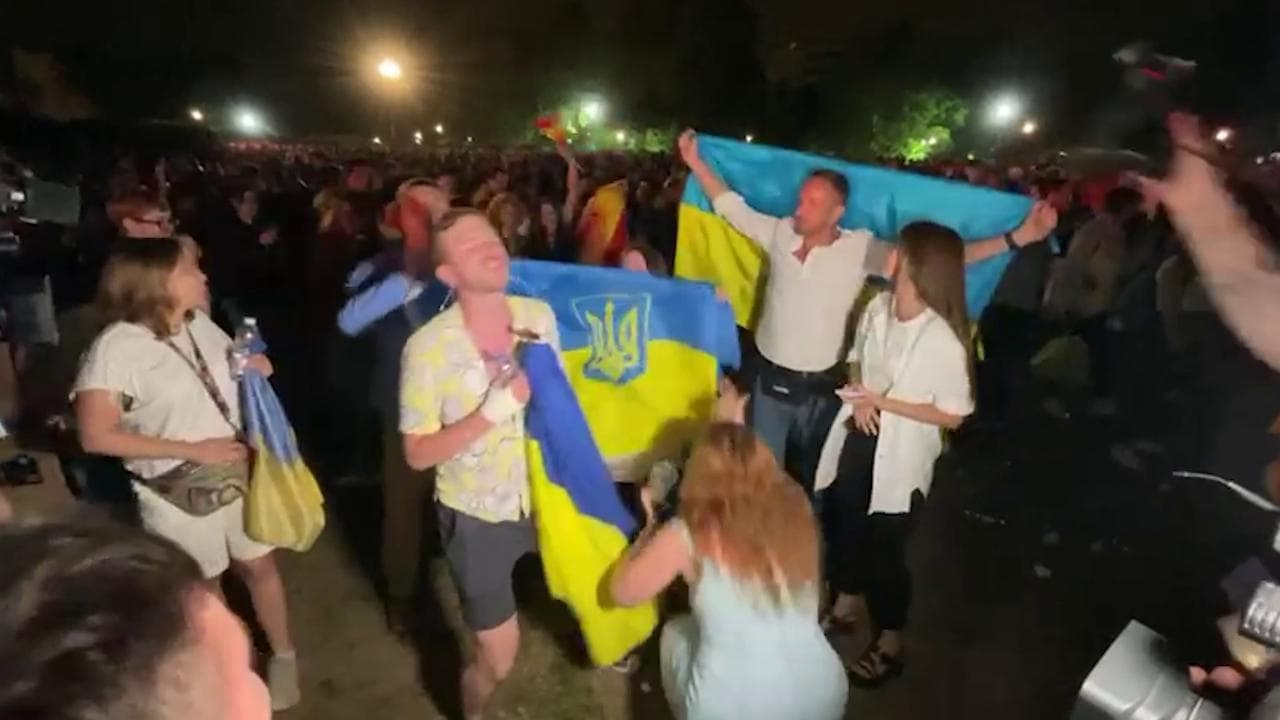 Eurovision 2022, ucraini in festa al Village di Torino, si canta "Stefania" tra baci e abbracci