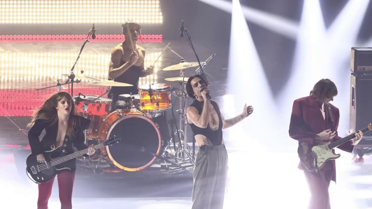 "Non avvicinatevi troppo ai tavoli": Damiano dei Maneskin lancia una frecciatina alla Francia dal palco dell'Eurovision