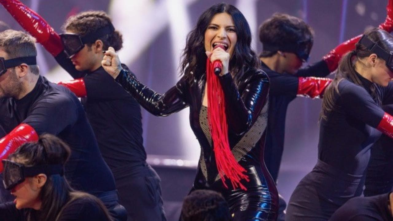 Laura Pausini canta in cinque lingue e colori diversi