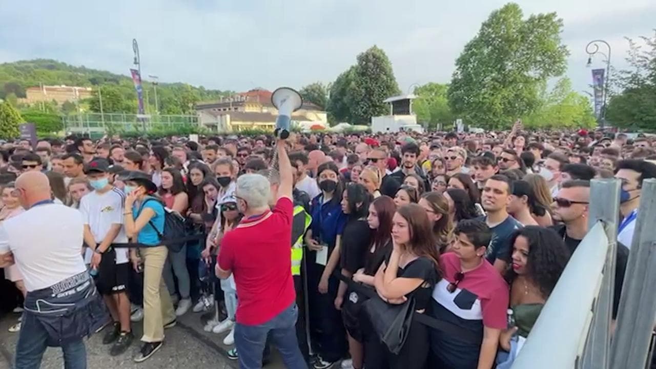 Eurovision village, l'annuncio al megafono: "Sold out, non si entra". Urla e fischi dal pubblico