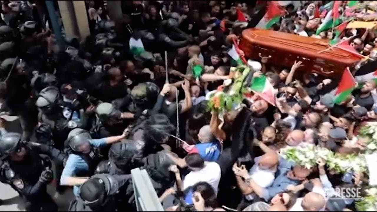 Gerusalemme, scontri tra polizia e palestinesi ai funerali della giornalista di Al Jazeera
