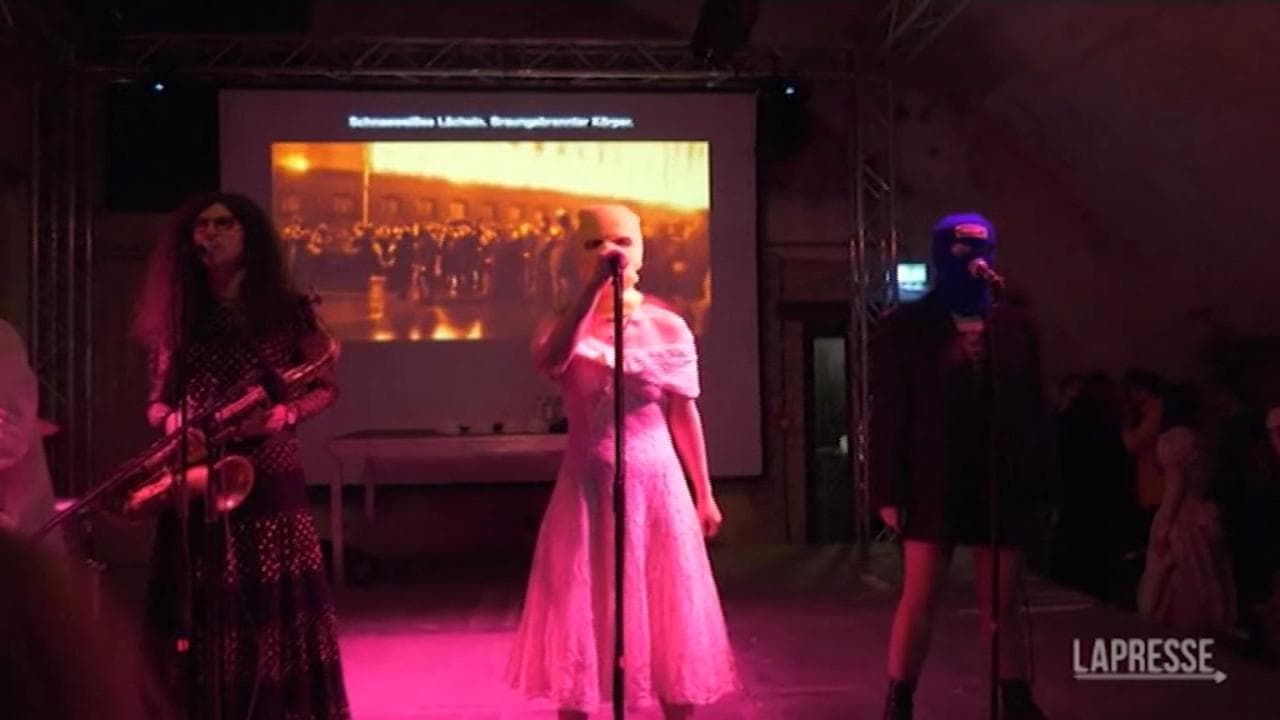 Pussy Riot Anti-War Tour, la trasgressiva performance di Berlino