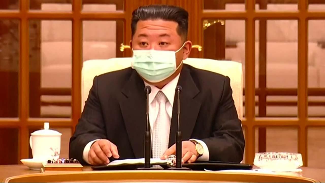 Covid, Kim per la prima volta con la mascherina alla riunione del Politburo