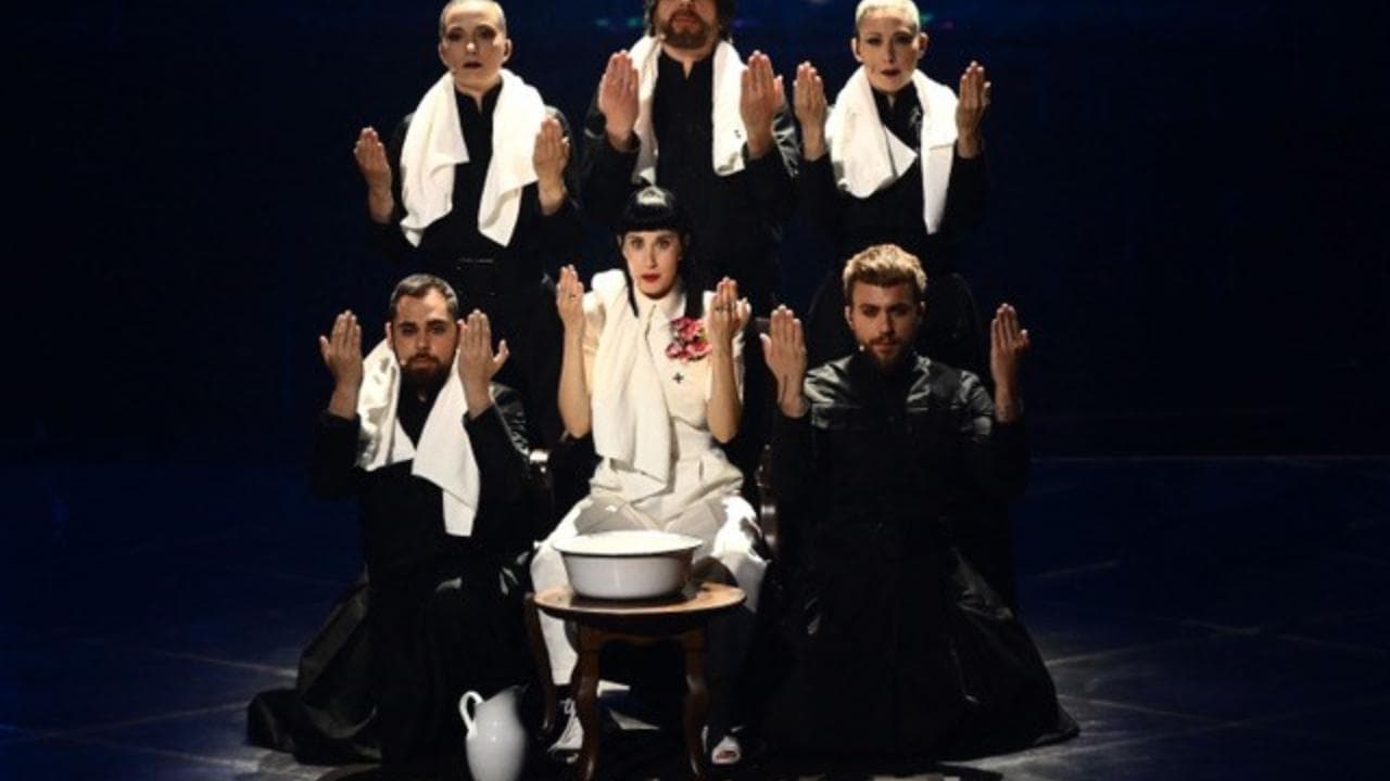 Eurovision 2022, l'ironia social per l'esibizione della cantante serba: "Un tutorial per lavarsi le mani"