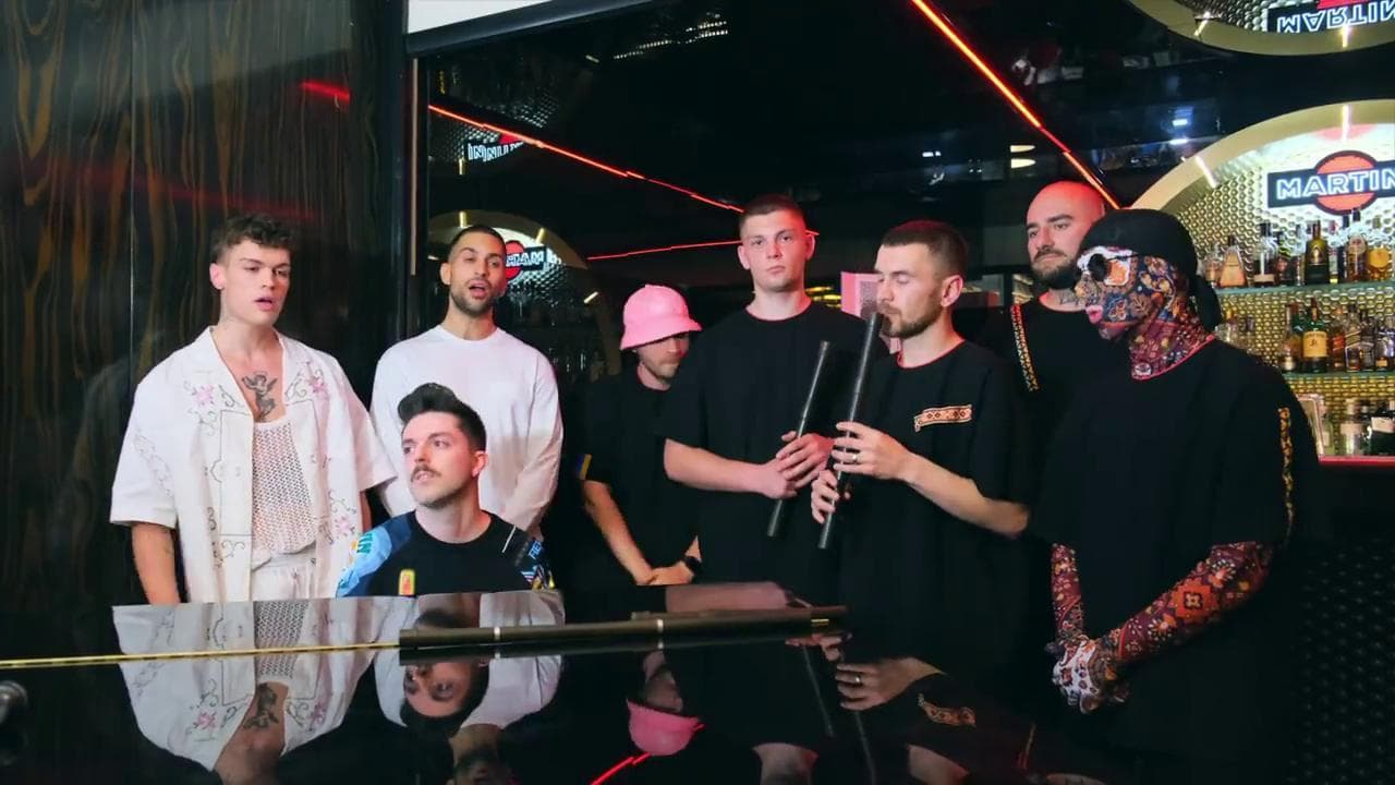 Eurovision 2022: Mahmood e Blanco cantano "Brividi" insieme ai concorrenti ucraini
