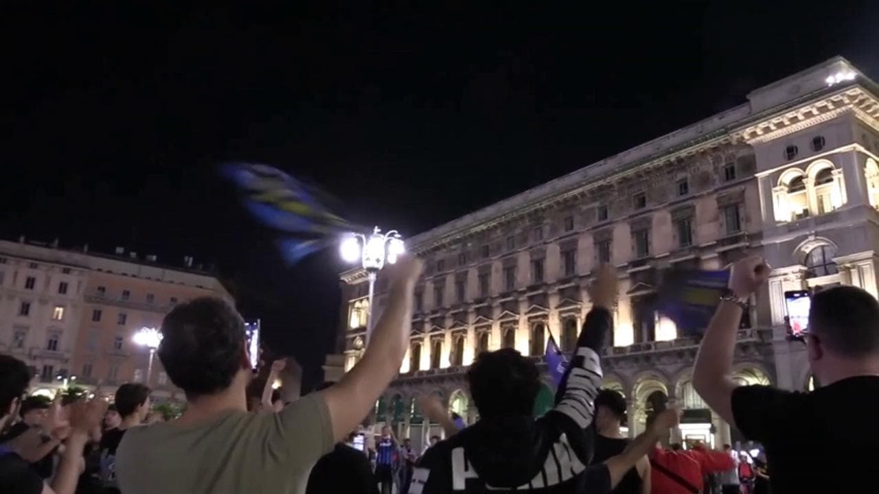Coppa Italia, l'Inter batte la Juventus: l'esultanza dei tifosi nerazzurri in piazza Duomo, a Milano