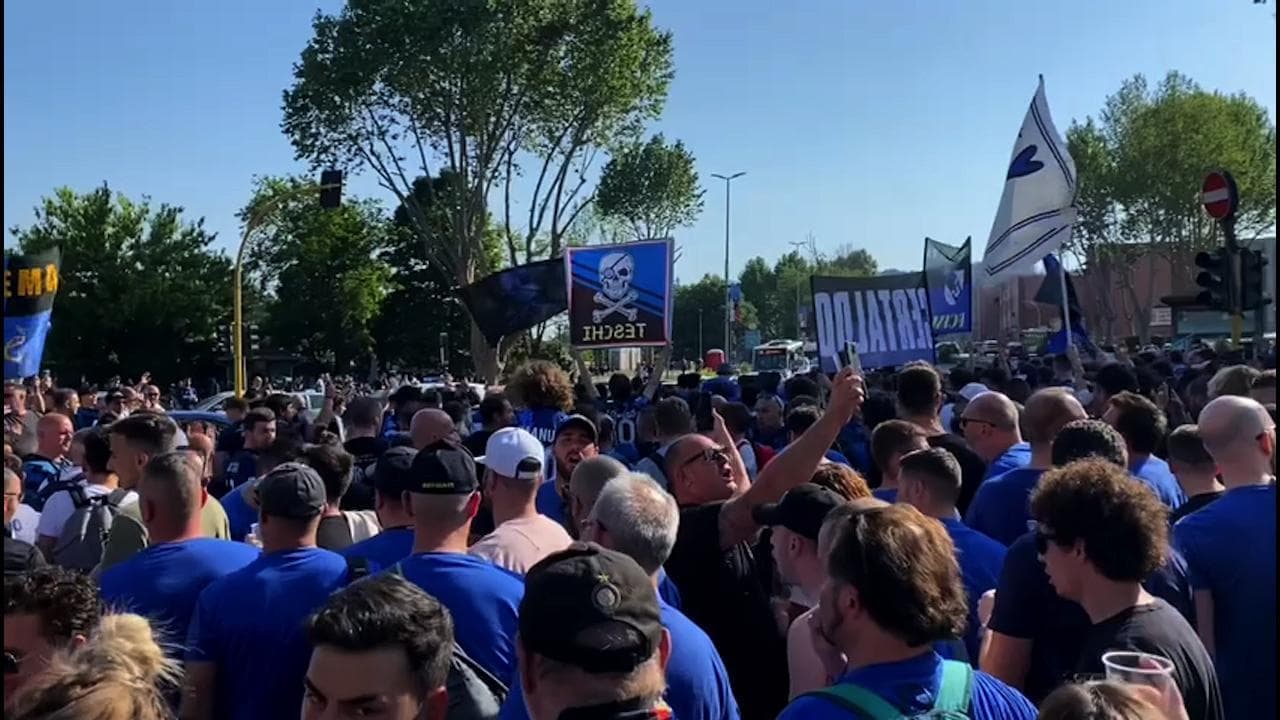 Juventus-Inter, finale di Coppa Italia: la marcia dei tifosi nerazzurri verso lo stadio Olimpico