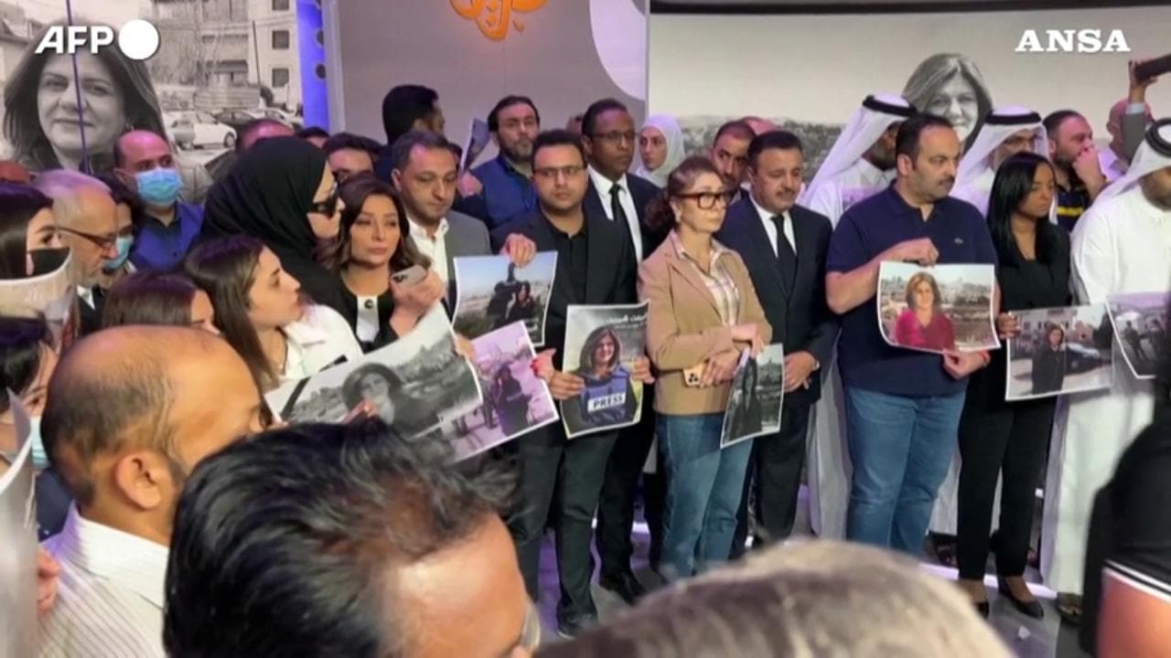 Al Jazeera: il silenzio dei giornalisti per rendere omaggio alla collega uccisa  in Cisgiordania