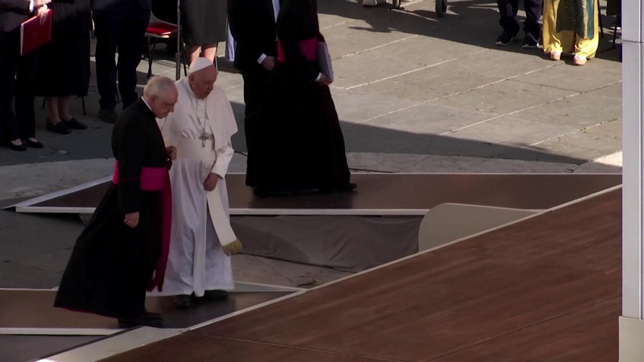 La tenacia di Papa Francesco: sfida il dolore per partecipare all'udienza generale